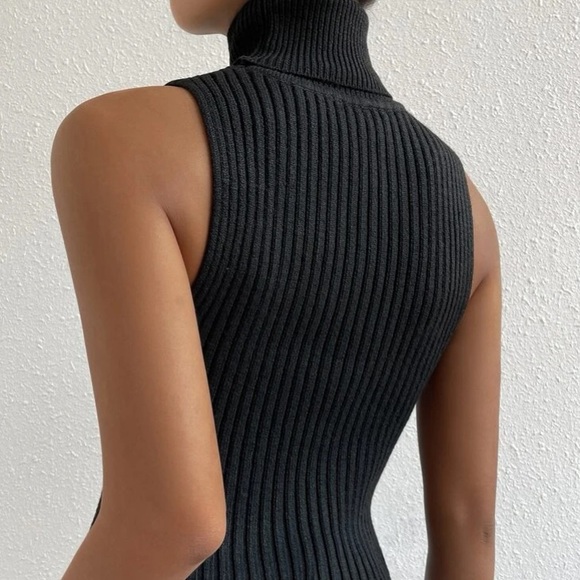 Black Sleeveless Ribbed Turtleneck Top in M - Picture 2 of 5